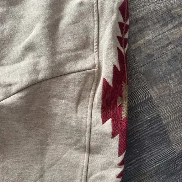 Ariat women’s Sweatshirt, tan with maroon Aztec embroidery - Picture 3 of 3